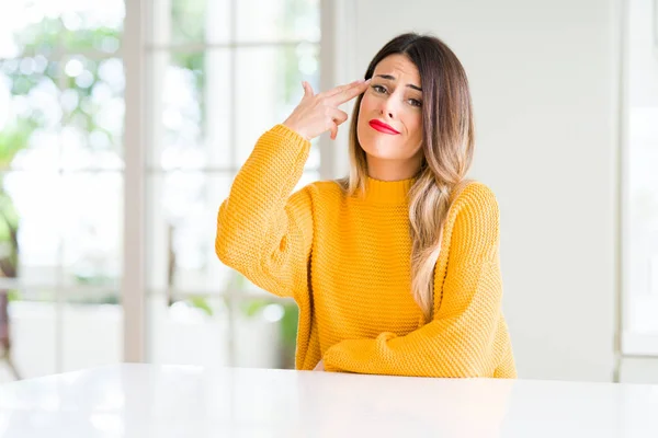 Junge Schöne Frau Winterpullover Hause Schießt Und Tötet Sich Mit — Stockfoto