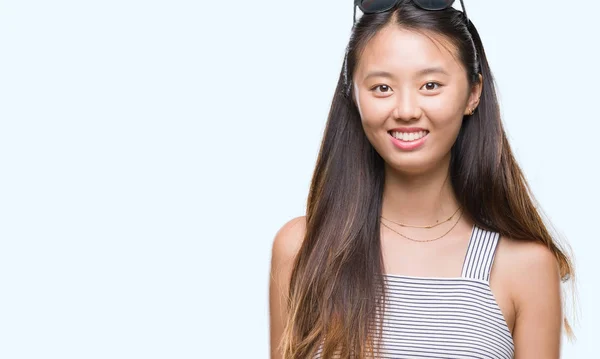 Ung Asiatisk Kvinna Som Bär Solglasögon Över Isolerade Bakgrund Med — Stockfoto