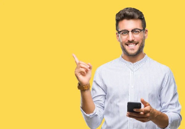 Giovane Uomo Bello Sms Utilizzando Smartphone Sfondo Isolato Molto Felice — Foto Stock