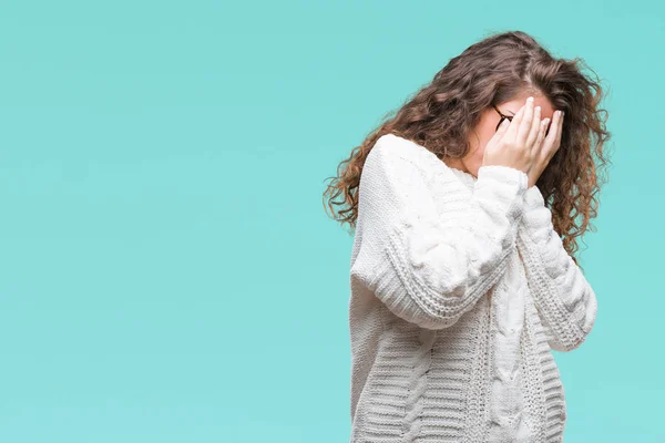 美しいブルネット巻き毛若い女の子が泣きながら手で顔を覆っている悲しそうな表情で孤立した背景に冬のセーターを着ています うつ病の概念 — ストック写真
