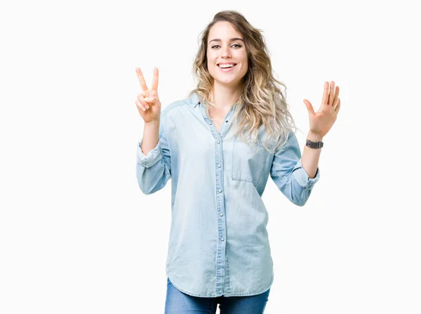 Linda Jovem Loira Sobre Fundo Isolado Mostrando Apontando Para Cima — Fotografia de Stock