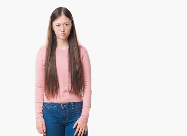 Joven Mujer China Sobre Fondo Aislado Con Gafas Escéptico Nervioso —  Fotos de Stock