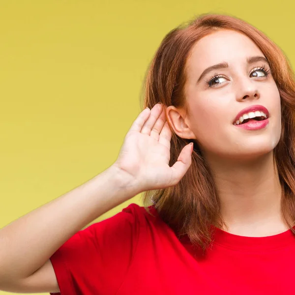 Joven Mujer Hermosa Sobre Fondo Aislado Sonriendo Con Mano Sobre — Foto de Stock