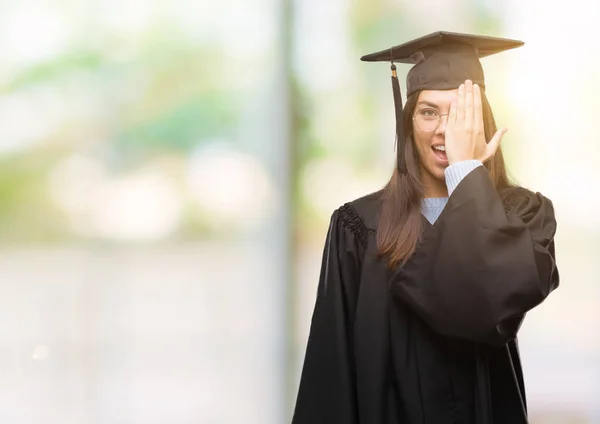 Junge Hispanische Frau Mit Schirmmütze Und Uniform Die Ein Auge — Stockfoto