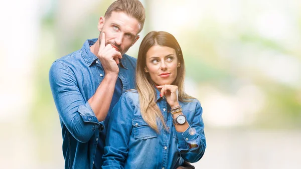 Jong Koppel Verliefd Geïsoleerde Achtergrond Met Hand Kin Denken Vraag — Stockfoto