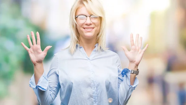 若い美しい金髪のビジネス女性が孤立した背景表示と指で上向きに眼鏡をかけて番号を自信を持って 幸せな笑みを浮かべている間 — ストック写真