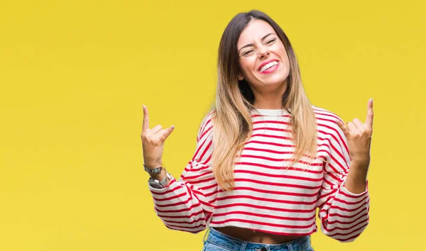 Junge Schöne Frau Lässig Gestreift Winterpullover Über Isoliertem Hintergrund Schreit — Stockfoto