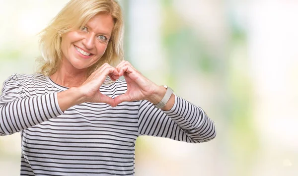 Mujer Rubia Mediana Edad Sobre Fondo Aislado Sonriendo Amor Mostrando — Foto de Stock