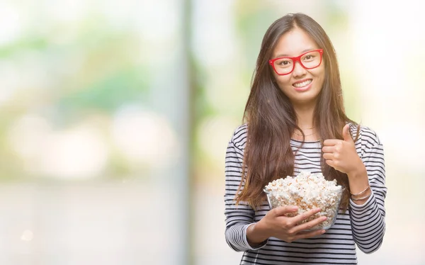 Giovane Donna Asiatica Mangiare Popcorn Sfondo Isolato Felice Con Grande — Foto Stock