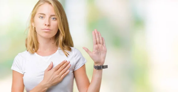 Mooie Jonge Vrouw Dragen Casual Wit Shirt Geïsoleerd Achtergrond Vloeken — Stockfoto