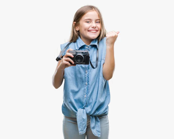 年轻美丽的女孩拍照使用老式相机在孤立的背景尖叫自豪和庆祝胜利和成功非常兴奋 欢呼的情绪 — 图库照片