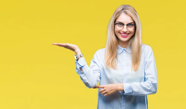 Ung Vacker Blond Affärskvinna Glasögon Över Isolerade Bakgrund Leende Glada — Stockfoto