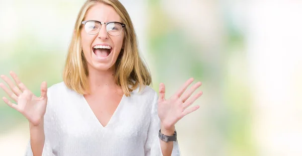 Piękną Młodą Kobietę Okularach Białym Tle Obchodzi Crazy Zdziwiony Sukces — Zdjęcie stockowe