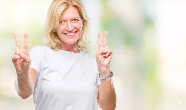 Blonde Frau Mittleren Alters Über Isoliertem Hintergrund Die Lächelnd Die — Stockfoto