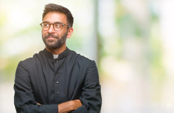 Adulto Ispanico Cattolico Sacerdote Uomo Sfondo Isolato Sorridente Guardando Lato — Foto Stock