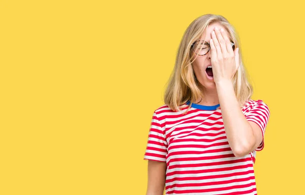 Mulher Bonita Usando Óculos Sobre Fundo Isolado Bocejo Cansado Cobrindo — Fotografia de Stock