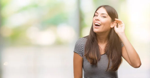 若い美しいヒスパニック系女性の噂やゴシップを公聴会を聞いて耳の手で微笑みます 難聴の概念 — ストック写真