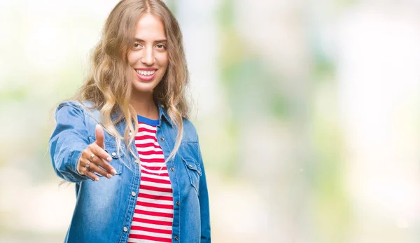 Schöne Junge Blonde Frau Über Isoliertem Hintergrund Die Freundlich Lächelt — Stockfoto