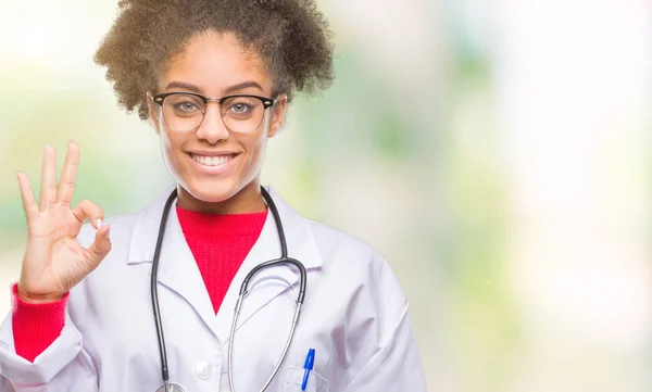 Junge Afroamerikanische Ärztin Mit Isoliertem Hintergrund Die Positiv Lächelt Und — Stockfoto