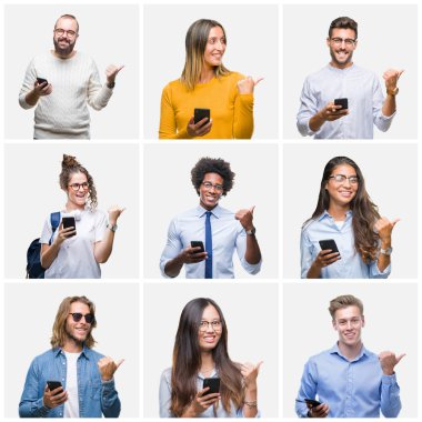 Bir grup genç insan işaret ve başparmak kadar mutlu yüz gülümseyen tarafı ile gösteren izole arka plan üzerinde smartphone kullanarak kolaj