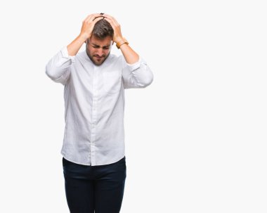 Yakışıklı delikanlı çünkü umutsuz ve stresli baş ağrısı acı izole arka plan üzerinde ağrı ve migren. Ellerini kafasına.