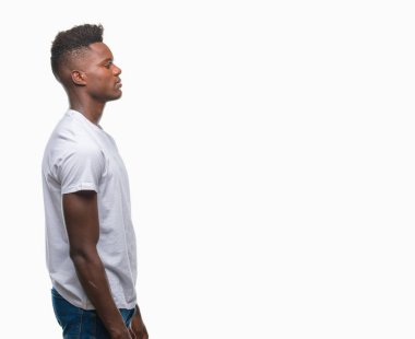 İzole arka tarafına, arayan genç Afro-Amerikan adam sakin ol kendine güvenen gülümseme ile doğal yüz pozuyla profili.