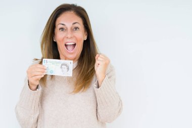 5 pound banknot gurur çığlık ve zafer ve başarı çok heyecanlı, kutluyor izole arka plan üzerinde tutan orta yaş kadın duygu tezahürat