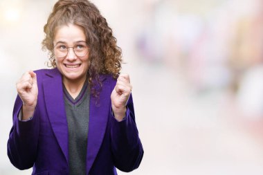 Okul üniforması giyen genç esmer öğrenci kız ve gözlük izole arka kolları olan başarı için heyecan üzerinde zafer kutluyor gülümseyen kaldırdı. Kazanan kavramı.