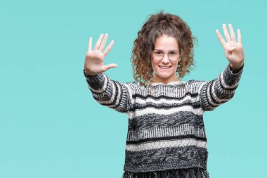 Güzel esmer kıvırcık saçlı Genç kız üzerinde gözlük takan gösterilen arka plan izole ve parmakları ile işaret numara 9 kendinden emin ve mutlu gülümseyerek süre.