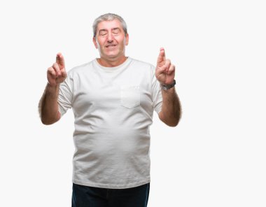 Umut ve gözleri kapalı geçiş parmaklarıyla gülümseyen izole arka plan üzerinde yakışıklı komuta sizde. Şans ve batıl kavramı.