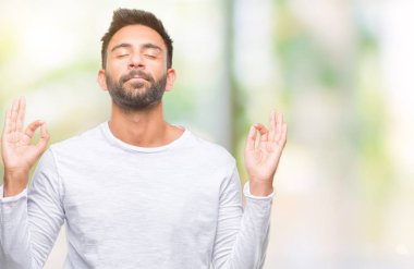 İzole arka plan yetişkin İspanyol adam rahatla ve gülümseyen gözlerle kapalı parmak jestle meditasyon yapıyor. Yoga kavramı.