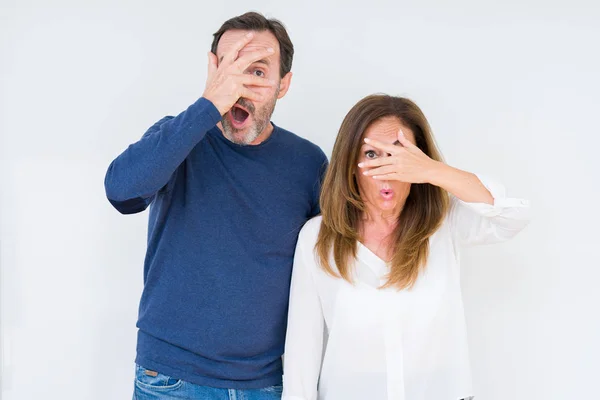 Hermosa Pareja Mediana Edad Enamorada Sobre Fondo Aislado Asomándose Shock — Foto de Stock