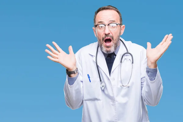 中年先輩の白髪医師男は腕と手を上げて医療制服分離背景無知と混乱して式を身に着けています 疑いのコンセプト — ストック写真