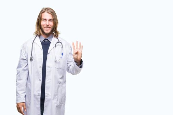 上髪の長い若いハンサムな医者男分離を示す背景と自信を持って 幸せな笑みを浮かべて 番の指で上向き — ストック写真