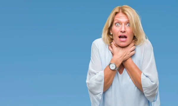 Midden Leeftijd Blonde Zakenvrouw Geïsoleerd Achtergrond Schreeuwen Stik Omdat Pijnlijke — Stockfoto