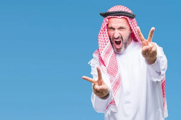 Hombre Árabe Mayor Vistiendo Keffiyeh Sobre Fondo Aislado Sonriendo Mirando — Foto de Stock