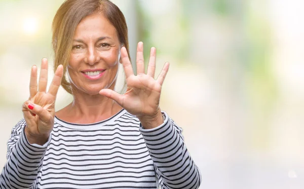 中年资深西班牙裔妇女在孤立的背景显示和指向手指数八 而微笑着自信和快乐 — 图库照片