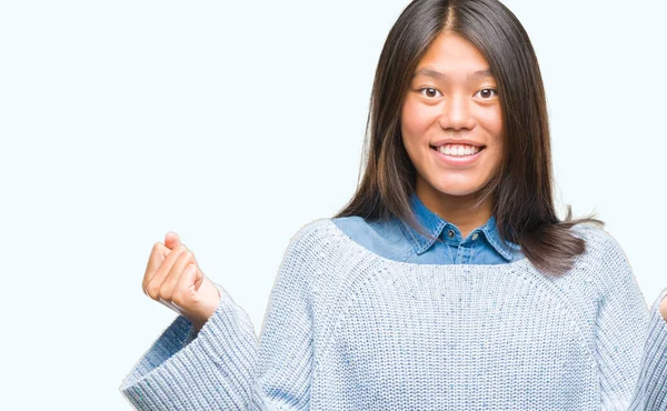 Młoda Kobieta Azjatyckich Swetrze Zima Białym Tle Obchodzi Zaskoczony Zdumiony — Zdjęcie stockowe