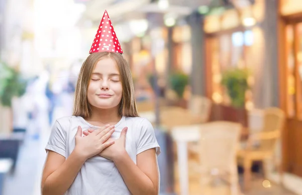 Mooi Meisje Verjaardag Glb Dragen Geïsoleerde Achtergrond Glimlachend Met Handen — Stockfoto