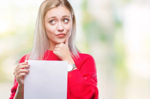 Jovem Loira Segurando Folha Papel Branco Sobre Fundo Isolado Rosto — Fotografia de Stock