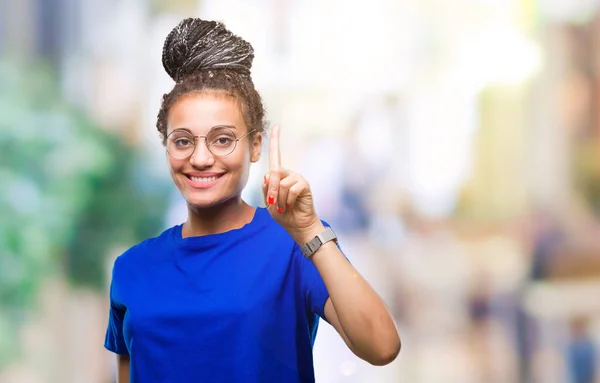 Ung Flätat Hår Afrikanska Amerikanska Flickan Bär Glasögon Över Isolerade — Stockfoto