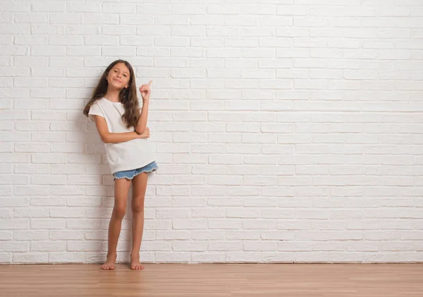 Joven Niño Hispano Pisando Pared Ladrillo Blanco Con Una Gran —  Fotos de Stock