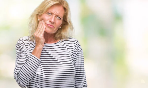 Mujer Rubia Mediana Edad Sobre Fondo Aislado Tocando Boca Con — Foto de Stock