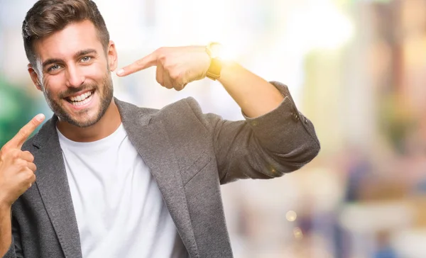 Joven Hombre Negocios Guapo Sobre Fondo Aislado Sonriendo Confiado Mostrando — Foto de Stock