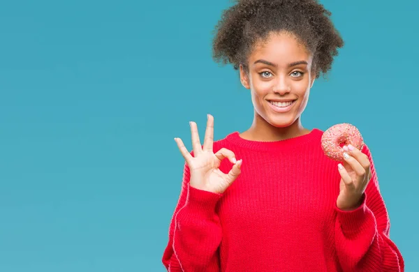 Junge Afroamerikanerin Isst Donut Über Isoliertem Hintergrund Tut Zeichen Mit — Stockfoto