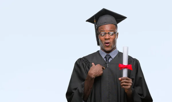 若い自分に指を指して驚き顔で孤立の背景の上の学位を保持するアフリカ系アメリカ人を卒業しました — ストック写真