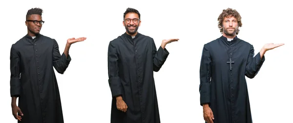 陽気な提示とカメラを見て手の手のひらで指している笑みを浮かべて孤立の背景以上のキリスト教の司祭男性のコラージュ — ストック写真