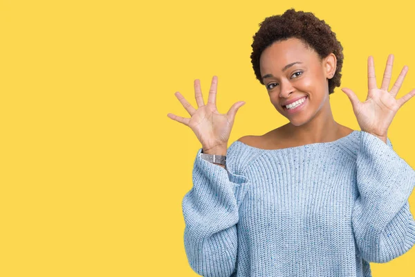 Joven Mujer Afroamericana Hermosa Usando Suéter Sobre Fondo Aislado Mostrando —  Fotos de Stock