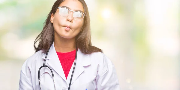 Jovem Árabe Médico Mulher Sobre Fundo Isolado Fazendo Cara Peixe — Fotografia de Stock