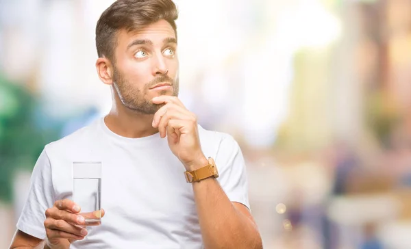 Jonge Knappe Man Glas Water Drinken Geïsoleerde Achtergrond Ernstige Gezicht — Stockfoto